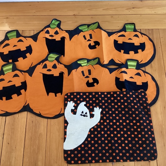 NWT PAIR OF HALLOWEEN TABLE RUNNERS Pumpkins Ghost NWT placemat - Picture 1 of 6